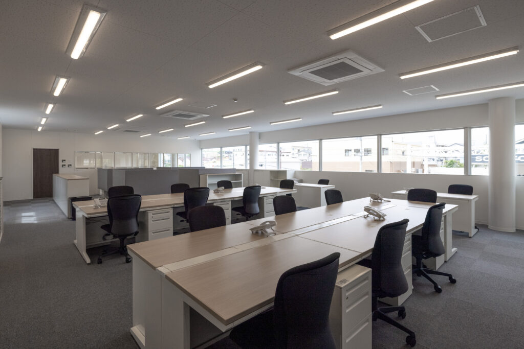 P1011_KEM_220831_2152_事務室