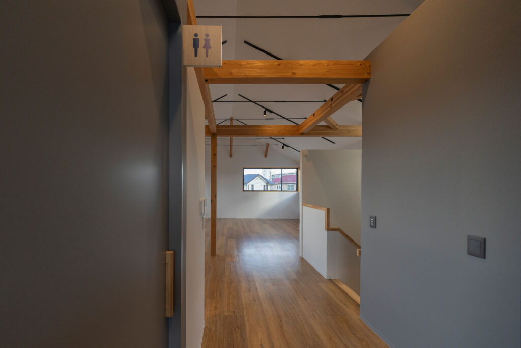 P1011_ポプラ福祉会_2210_2F廊下_240911